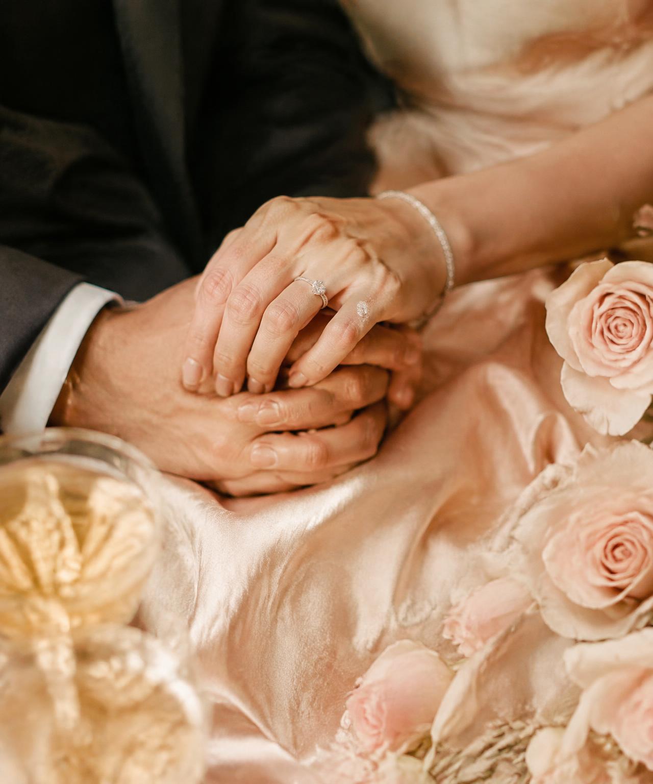 Mains d'un couple entourées de roses